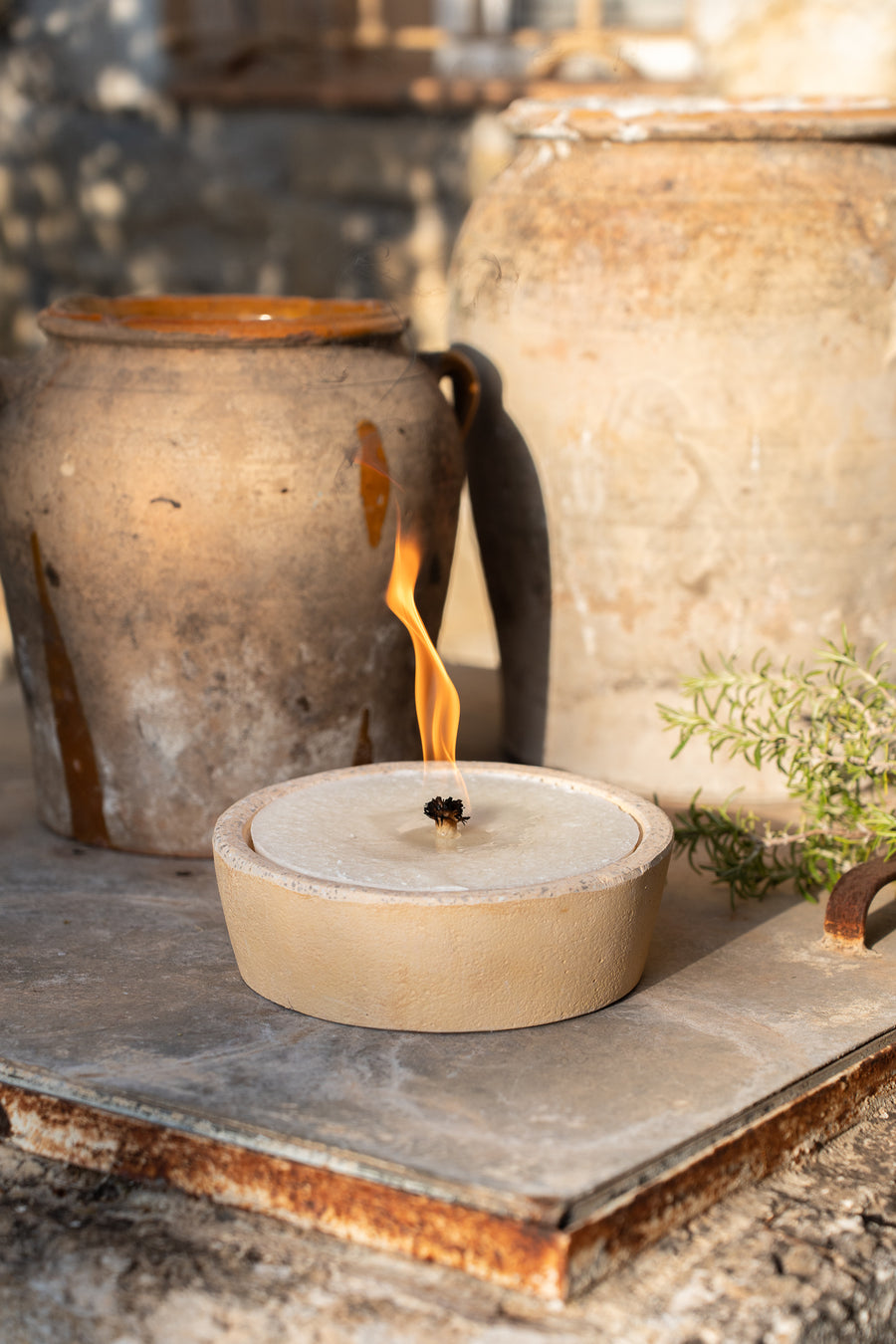 Citronella-Kerze in rustikaler Zementschale